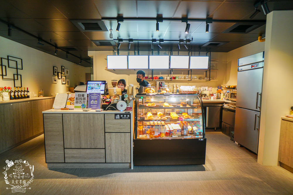 高雄咖啡廳[91°N Lounge]左營高鐵欣賞夕陽晚霞的景觀咖啡廳!提供舒適的商務包廂