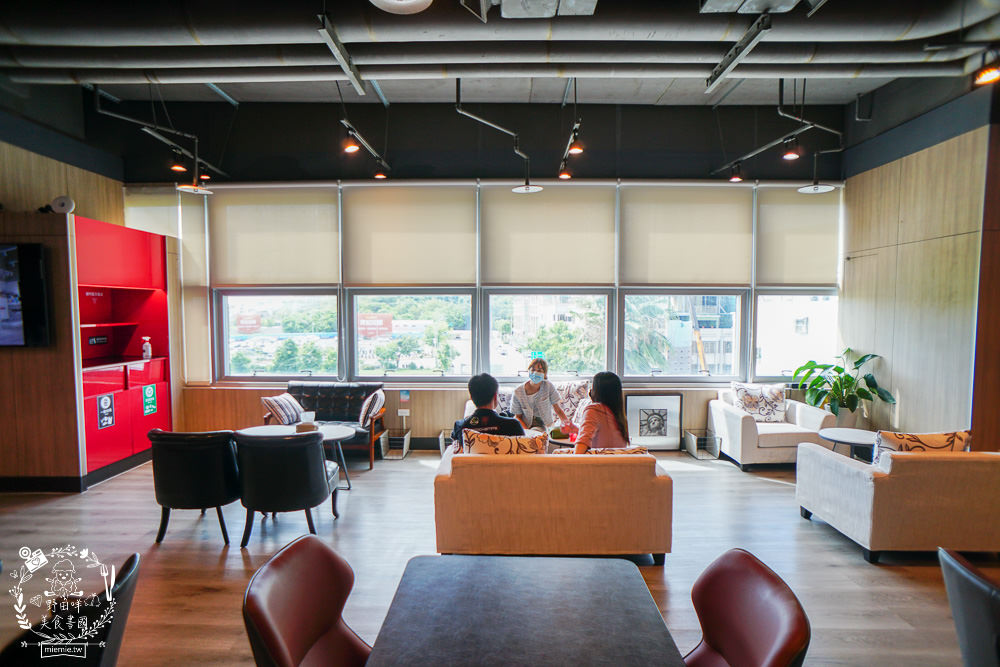 高雄咖啡廳[91°N Lounge]左營高鐵欣賞夕陽晚霞的景觀咖啡廳!提供舒適的商務包廂