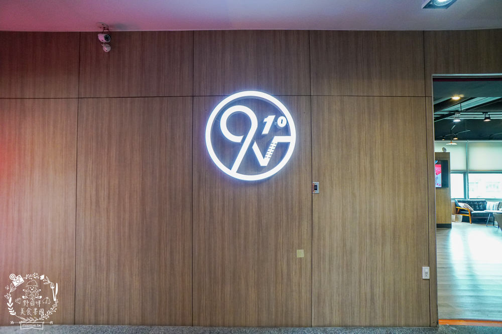 高雄咖啡廳[91°N Lounge]左營高鐵欣賞夕陽晚霞的景觀咖啡廳!提供舒適的商務包廂