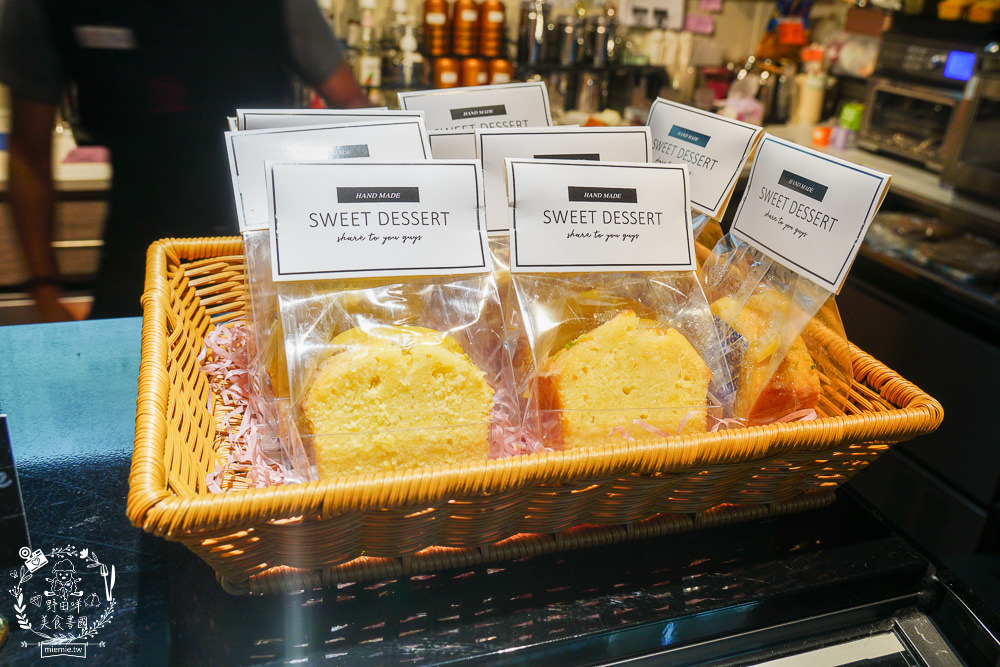 高雄咖啡廳[91°N Lounge]左營高鐵欣賞夕陽晚霞的景觀咖啡廳!提供舒適的商務包廂