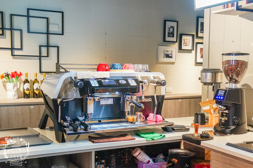 高雄咖啡廳[91°N Lounge]左營高鐵欣賞夕陽晚霞的景觀咖啡廳!提供舒適的商務包廂