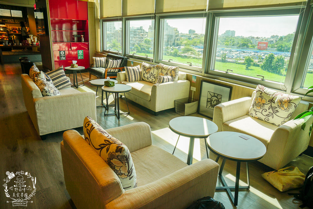 高雄咖啡廳[91°N Lounge]左營高鐵欣賞夕陽晚霞的景觀咖啡廳!提供舒適的商務包廂