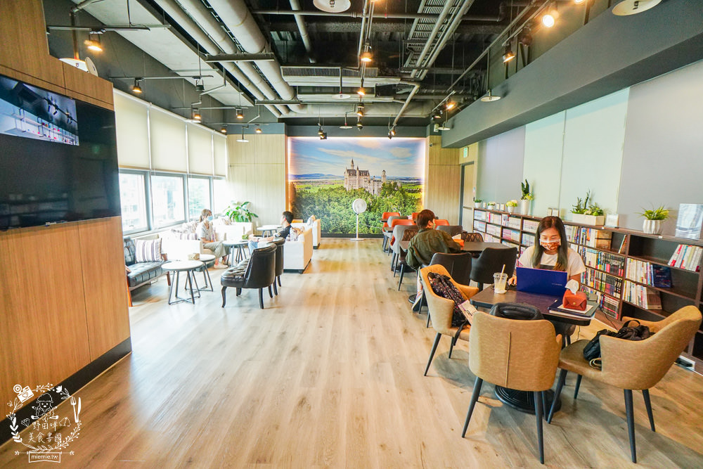 高雄咖啡廳[91°N Lounge]左營高鐵欣賞夕陽晚霞的景觀咖啡廳!提供舒適的商務包廂