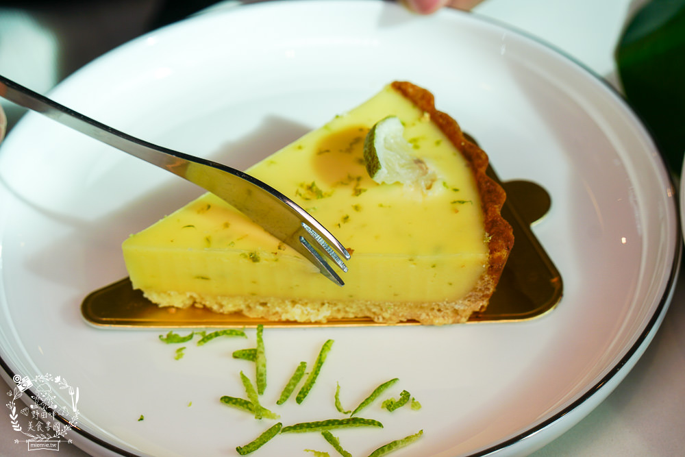 高雄咖啡廳[91°N Lounge]左營高鐵欣賞夕陽晚霞的景觀咖啡廳!提供舒適的商務包廂