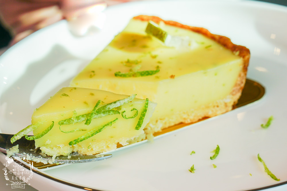 高雄咖啡廳[91°N Lounge]左營高鐵欣賞夕陽晚霞的景觀咖啡廳!提供舒適的商務包廂