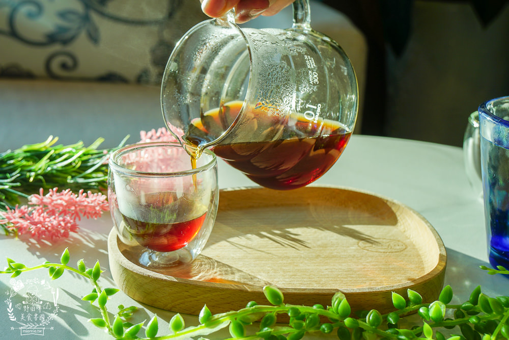 高雄咖啡廳[91°N Lounge]左營高鐵欣賞夕陽晚霞的景觀咖啡廳!提供舒適的商務包廂