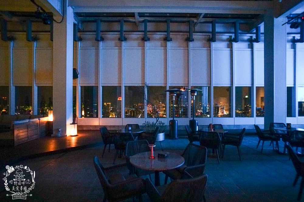 BAR KAO|高雄浪漫又奢華的高空夜景餐酒館!美麗絢爛的百萬夜景陪你度過美好又搖滾的一夜! - 第11張圖 BAR KAO|高雄浪漫又奢華的高空夜景餐酒館!美麗絢爛的百萬夜景陪你度過美好又搖滾的一夜!