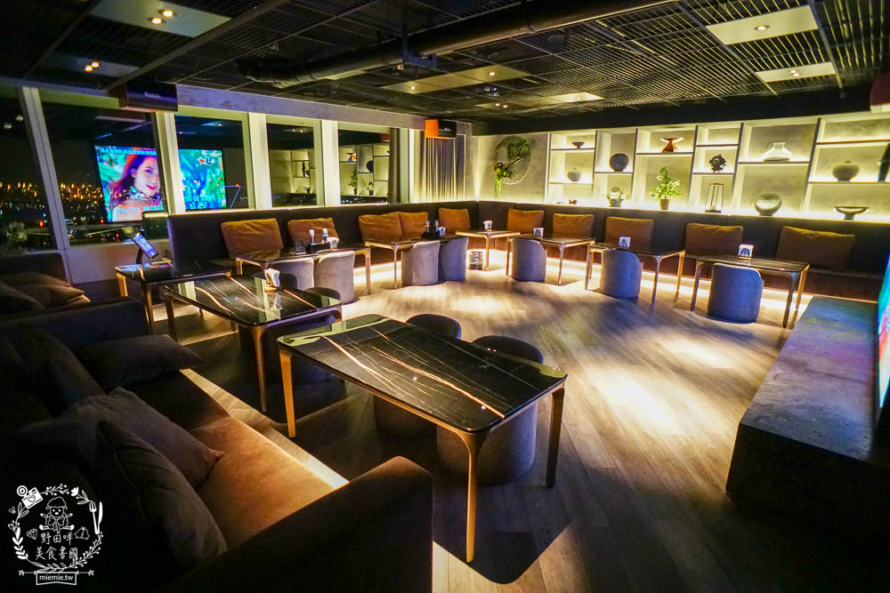 BAR KAO|高雄浪漫又奢華的高空夜景餐酒館!美麗絢爛的百萬夜景陪你度過美好又搖滾的一夜! - 第16張圖 BAR KAO|高雄浪漫又奢華的高空夜景餐酒館!美麗絢爛的百萬夜景陪你度過美好又搖滾的一夜!