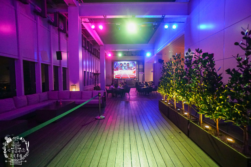 BAR KAO|高雄浪漫又奢華的高空夜景餐酒館!美麗絢爛的百萬夜景陪你度過美好又搖滾的一夜! - 第10張圖 BAR KAO|高雄浪漫又奢華的高空夜景餐酒館!美麗絢爛的百萬夜景陪你度過美好又搖滾的一夜!