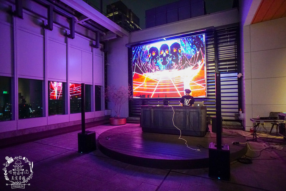 BAR KAO|高雄浪漫又奢華的高空夜景餐酒館!美麗絢爛的百萬夜景陪你度過美好又搖滾的一夜! - 第9張圖 BAR KAO|高雄浪漫又奢華的高空夜景餐酒館!美麗絢爛的百萬夜景陪你度過美好又搖滾的一夜!