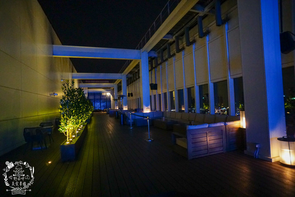 BAR KAO|高雄浪漫又奢華的高空夜景餐酒館!美麗絢爛的百萬夜景陪你度過美好又搖滾的一夜! - 第12張圖 BAR KAO|高雄浪漫又奢華的高空夜景餐酒館!美麗絢爛的百萬夜景陪你度過美好又搖滾的一夜!