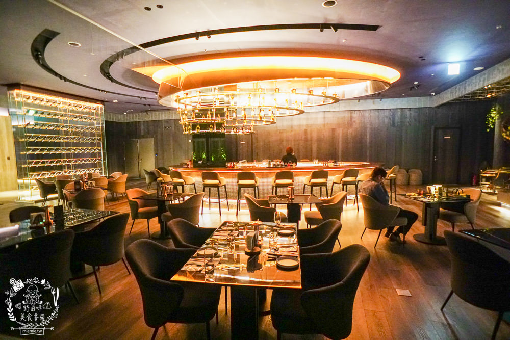 BAR KAO|高雄浪漫又奢華的高空夜景餐酒館!美麗絢爛的百萬夜景陪你度過美好又搖滾的一夜! - 第4張圖 BAR KAO|高雄浪漫又奢華的高空夜景餐酒館!美麗絢爛的百萬夜景陪你度過美好又搖滾的一夜!