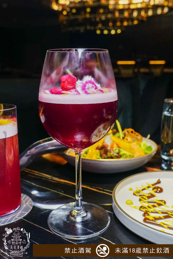 BAR KAO|高雄浪漫又奢華的高空夜景餐酒館!美麗絢爛的百萬夜景陪你度過美好又搖滾的一夜! - 第50張圖 BAR KAO|高雄浪漫又奢華的高空夜景餐酒館!美麗絢爛的百萬夜景陪你度過美好又搖滾的一夜!