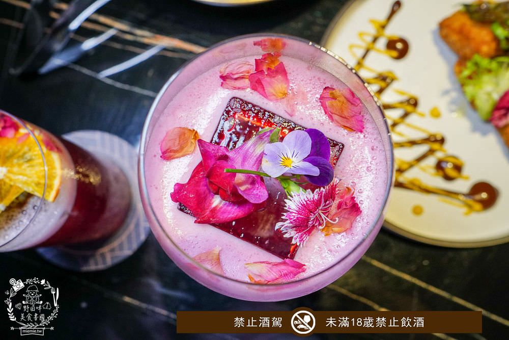 BAR KAO|高雄浪漫又奢華的高空夜景餐酒館!美麗絢爛的百萬夜景陪你度過美好又搖滾的一夜! - 第51張圖 BAR KAO|高雄浪漫又奢華的高空夜景餐酒館!美麗絢爛的百萬夜景陪你度過美好又搖滾的一夜!