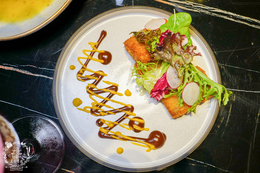 BAR KAO|高雄浪漫又奢華的高空夜景餐酒館!美麗絢爛的百萬夜景陪你度過美好又搖滾的一夜! - 第23張圖 BAR KAO|高雄浪漫又奢華的高空夜景餐酒館!美麗絢爛的百萬夜景陪你度過美好又搖滾的一夜!