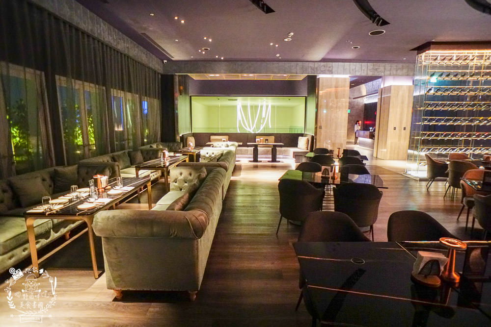 BAR KAO|高雄浪漫又奢華的高空夜景餐酒館!美麗絢爛的百萬夜景陪你度過美好又搖滾的一夜! - 第5張圖 BAR KAO|高雄浪漫又奢華的高空夜景餐酒館!美麗絢爛的百萬夜景陪你度過美好又搖滾的一夜!