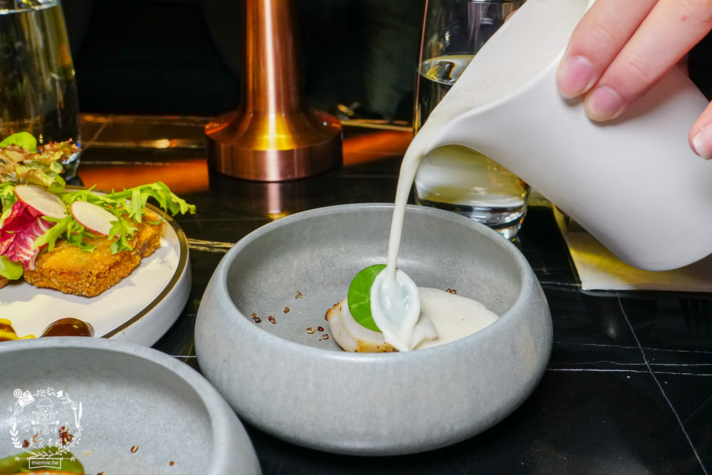 BAR KAO|高雄浪漫又奢華的高空夜景餐酒館!美麗絢爛的百萬夜景陪你度過美好又搖滾的一夜! - 第31張圖 BAR KAO|高雄浪漫又奢華的高空夜景餐酒館!美麗絢爛的百萬夜景陪你度過美好又搖滾的一夜!