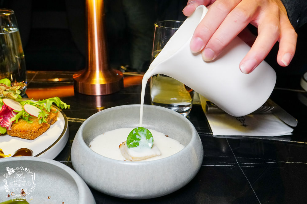 BAR KAO|高雄浪漫又奢華的高空夜景餐酒館!美麗絢爛的百萬夜景陪你度過美好又搖滾的一夜! - 第32張圖 BAR KAO|高雄浪漫又奢華的高空夜景餐酒館!美麗絢爛的百萬夜景陪你度過美好又搖滾的一夜!