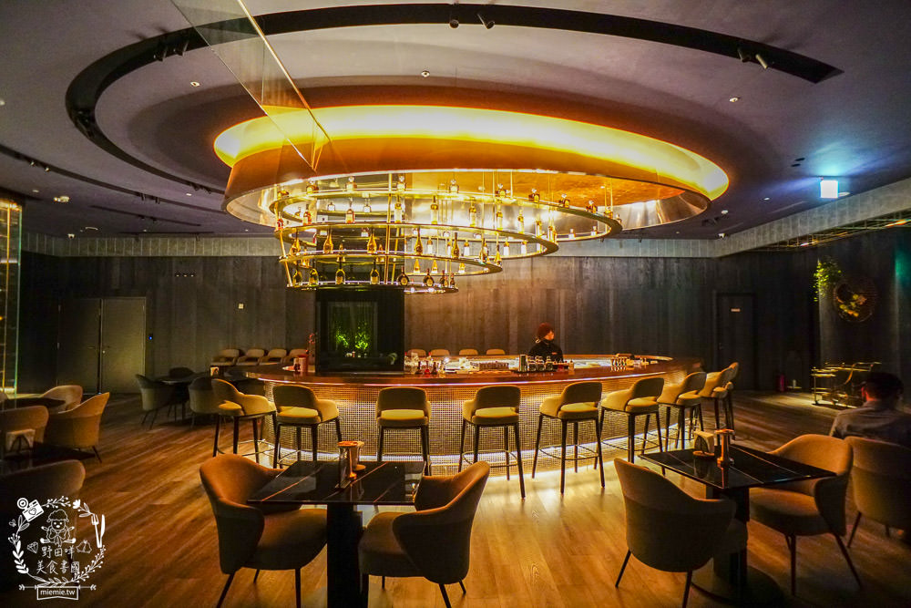 BAR KAO|高雄浪漫又奢華的高空夜景餐酒館!美麗絢爛的百萬夜景陪你度過美好又搖滾的一夜! - 第6張圖 BAR KAO|高雄浪漫又奢華的高空夜景餐酒館!美麗絢爛的百萬夜景陪你度過美好又搖滾的一夜!