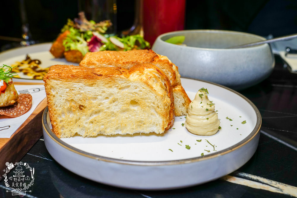 BAR KAO|高雄浪漫又奢華的高空夜景餐酒館!美麗絢爛的百萬夜景陪你度過美好又搖滾的一夜! - 第21張圖 BAR KAO|高雄浪漫又奢華的高空夜景餐酒館!美麗絢爛的百萬夜景陪你度過美好又搖滾的一夜!