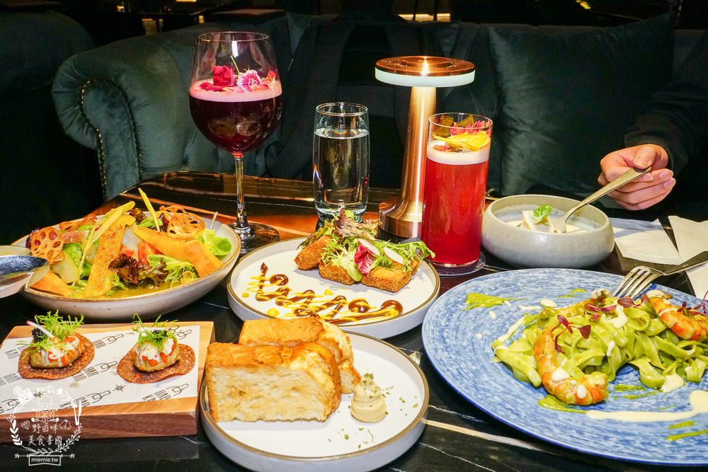 BAR KAO|高雄浪漫又奢華的高空夜景餐酒館!美麗絢爛的百萬夜景陪你度過美好又搖滾的一夜! - 第20張圖 BAR KAO|高雄浪漫又奢華的高空夜景餐酒館!美麗絢爛的百萬夜景陪你度過美好又搖滾的一夜!