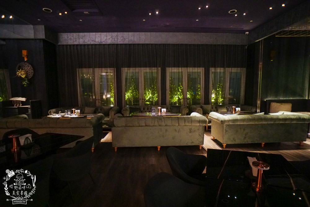 BAR KAO|高雄浪漫又奢華的高空夜景餐酒館!美麗絢爛的百萬夜景陪你度過美好又搖滾的一夜! - 第7張圖 BAR KAO|高雄浪漫又奢華的高空夜景餐酒館!美麗絢爛的百萬夜景陪你度過美好又搖滾的一夜!