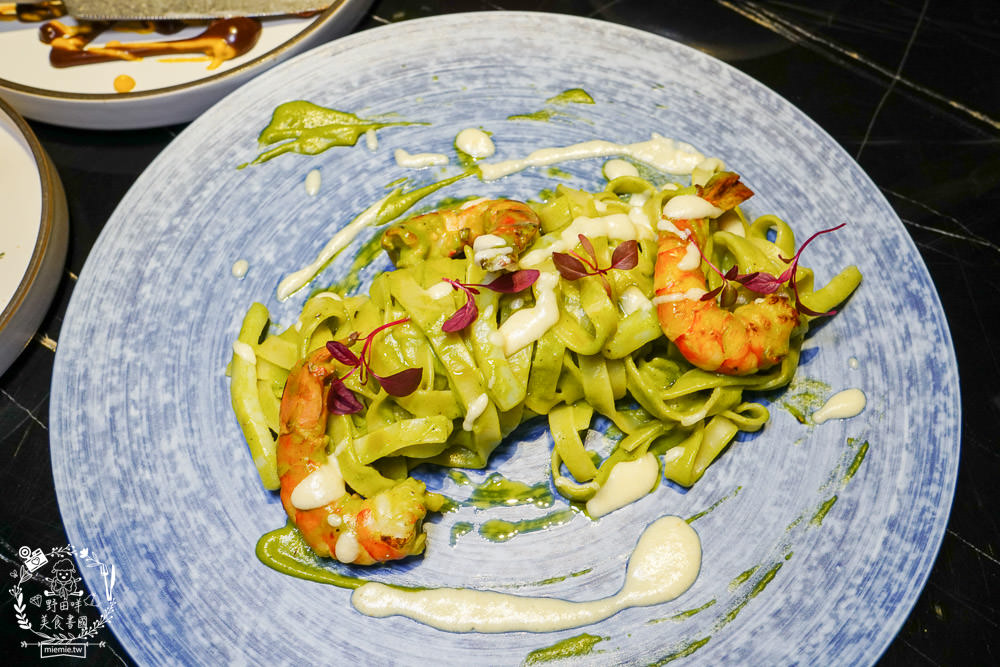 BAR KAO|高雄浪漫又奢華的高空夜景餐酒館!美麗絢爛的百萬夜景陪你度過美好又搖滾的一夜! - 第37張圖 BAR KAO|高雄浪漫又奢華的高空夜景餐酒館!美麗絢爛的百萬夜景陪你度過美好又搖滾的一夜!