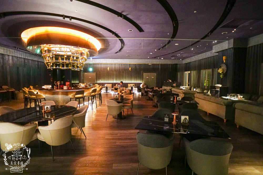 BAR KAO|高雄浪漫又奢華的高空夜景餐酒館!美麗絢爛的百萬夜景陪你度過美好又搖滾的一夜! - 第3張圖 BAR KAO|高雄浪漫又奢華的高空夜景餐酒館!美麗絢爛的百萬夜景陪你度過美好又搖滾的一夜!