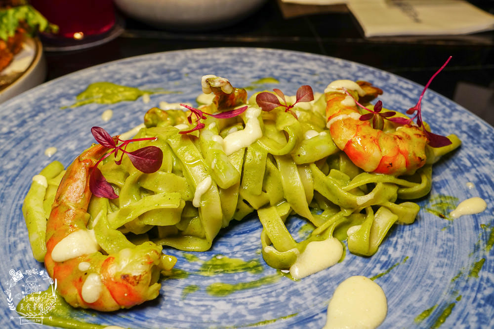 BAR KAO|高雄浪漫又奢華的高空夜景餐酒館!美麗絢爛的百萬夜景陪你度過美好又搖滾的一夜! - 第38張圖 BAR KAO|高雄浪漫又奢華的高空夜景餐酒館!美麗絢爛的百萬夜景陪你度過美好又搖滾的一夜!