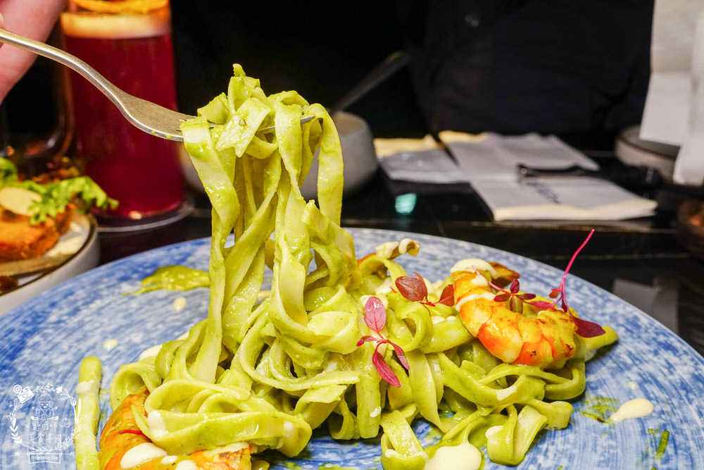 BAR KAO|高雄浪漫又奢華的高空夜景餐酒館!美麗絢爛的百萬夜景陪你度過美好又搖滾的一夜! - 第39張圖 BAR KAO|高雄浪漫又奢華的高空夜景餐酒館!美麗絢爛的百萬夜景陪你度過美好又搖滾的一夜!