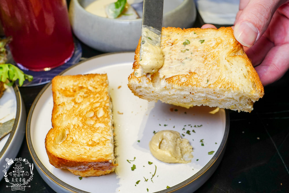 BAR KAO|高雄浪漫又奢華的高空夜景餐酒館!美麗絢爛的百萬夜景陪你度過美好又搖滾的一夜! - 第22張圖 BAR KAO|高雄浪漫又奢華的高空夜景餐酒館!美麗絢爛的百萬夜景陪你度過美好又搖滾的一夜!