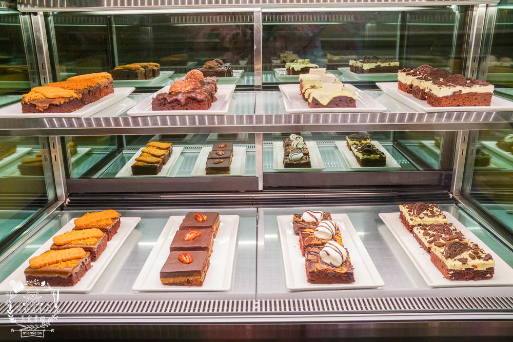 高雄[Bunny Flower 兔仔花]網路起家的超人氣布朗尼有門市囉!莫蘭迪主題的兔兔門市奢華浪漫超好拍!