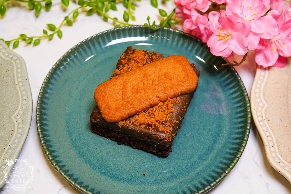 高雄[Bunny Flower 兔仔花]網路起家的超人氣布朗尼有門市囉!莫蘭迪主題的兔兔門市奢華浪漫超好拍!