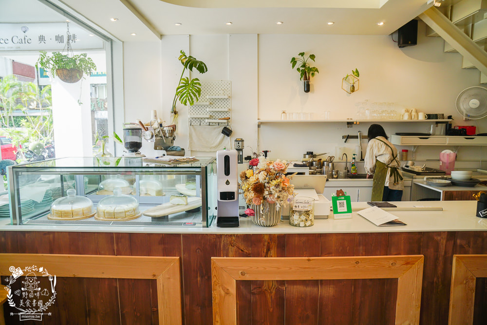 高雄[典．咖啡Grace Café]絕美北歐風熱門IG打卡網美咖啡廳!超療癒的甜點下午茶時光!裡面還有可愛店狗與喵喵?