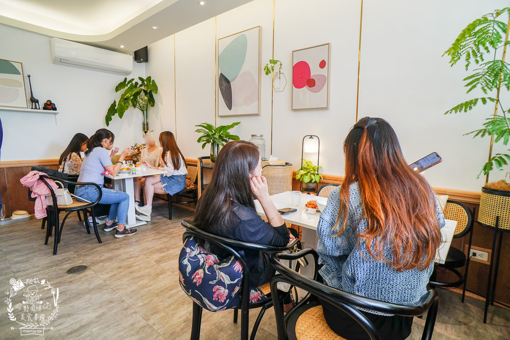 高雄[典．咖啡Grace Café]絕美北歐風熱門IG打卡網美咖啡廳!超療癒的甜點下午茶時光!裡面還有可愛店狗與喵喵?