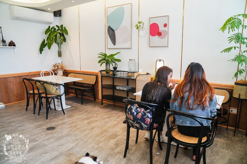 高雄[典．咖啡Grace Café]絕美北歐風熱門IG打卡網美咖啡廳!超療癒的甜點下午茶時光!裡面還有可愛店狗與喵喵?