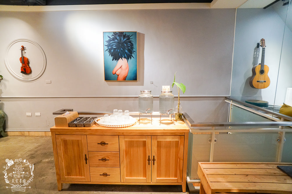 高雄[典．咖啡Grace Café]絕美北歐風熱門IG打卡網美咖啡廳!超療癒的甜點下午茶時光!裡面還有可愛店狗與喵喵?