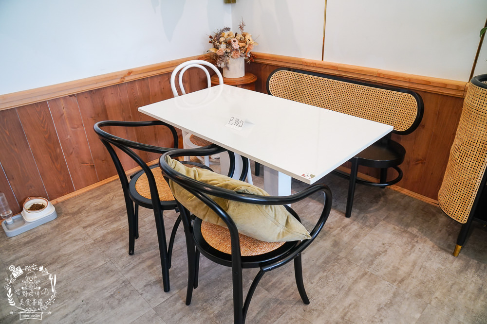 高雄[典．咖啡Grace Café]絕美北歐風熱門IG打卡網美咖啡廳!超療癒的甜點下午茶時光!裡面還有可愛店狗與喵喵?