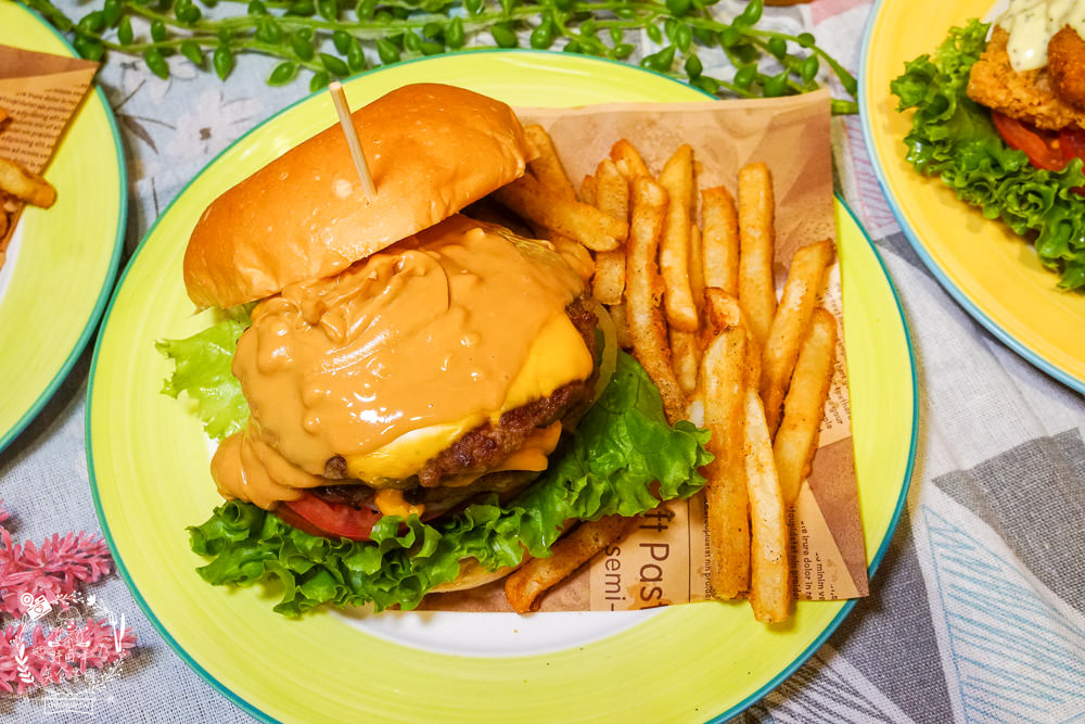 高雄漢堡推薦[It’s Me 複合式餐飲]人氣雙層花生起司豬肉堡厚實必點!居然還有飲料喝到飽!