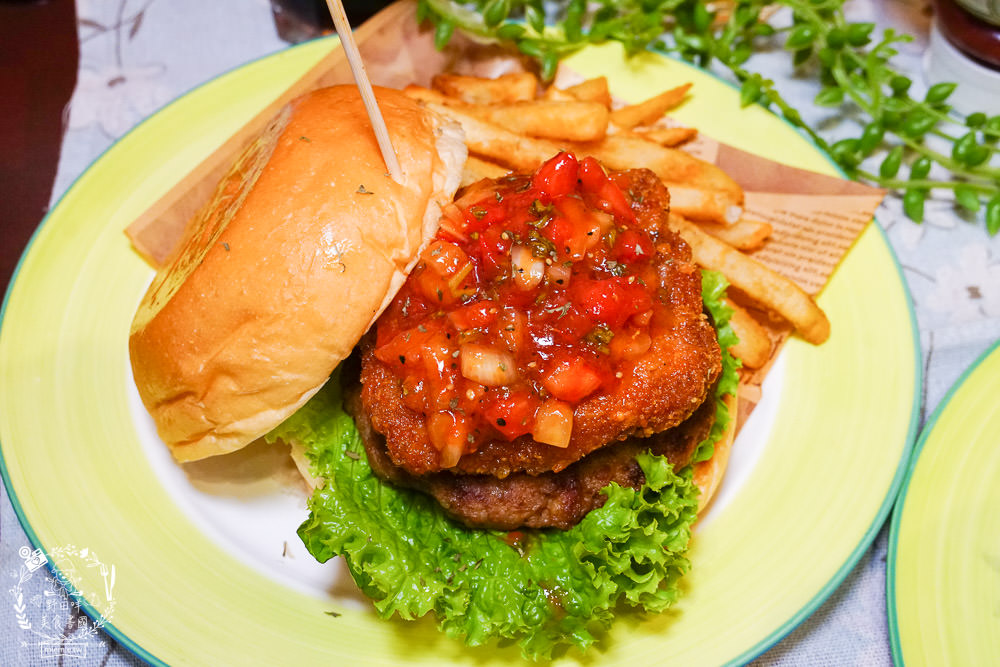 高雄漢堡推薦[It’s Me 複合式餐飲]人氣雙層花生起司豬肉堡厚實必點!居然還有飲料喝到飽!