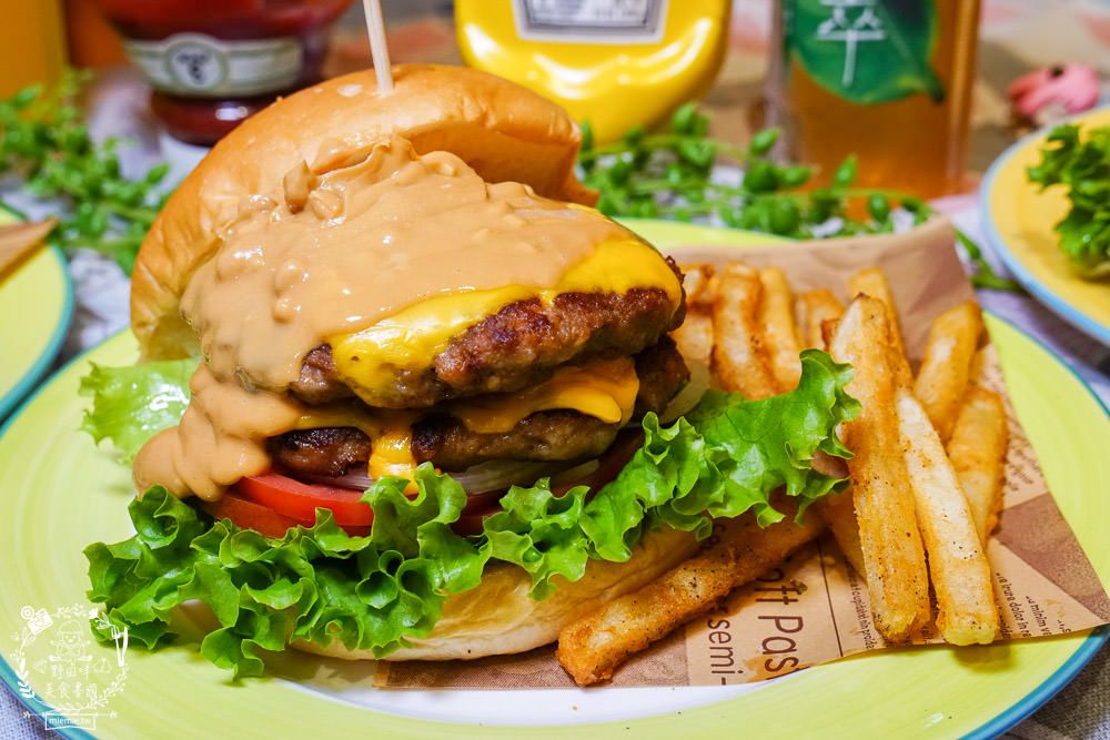 高雄漢堡推薦[It’s Me 複合式餐飲]人氣雙層花生起司豬肉堡厚實必點!居然還有飲料喝到飽!