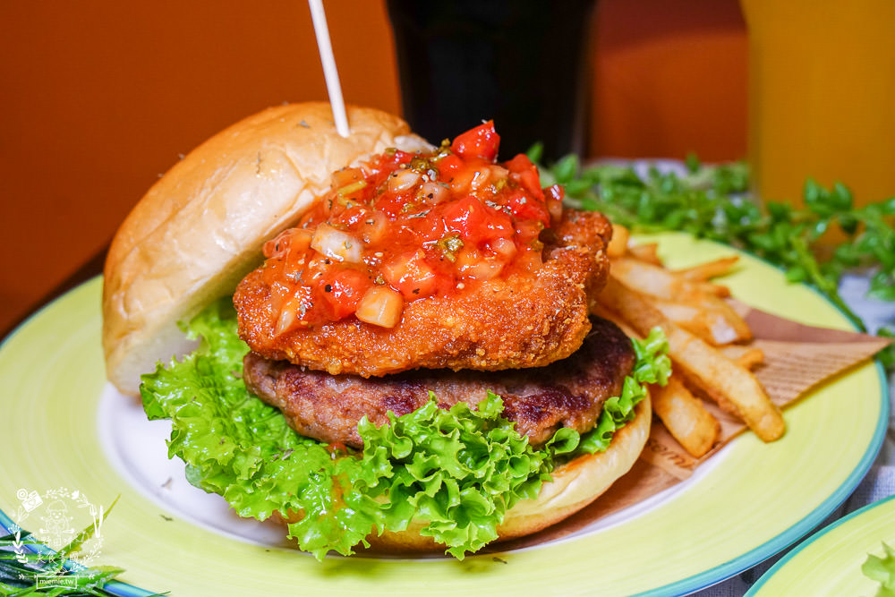 高雄漢堡推薦[It’s Me 複合式餐飲]人氣雙層花生起司豬肉堡厚實必點!居然還有飲料喝到飽!