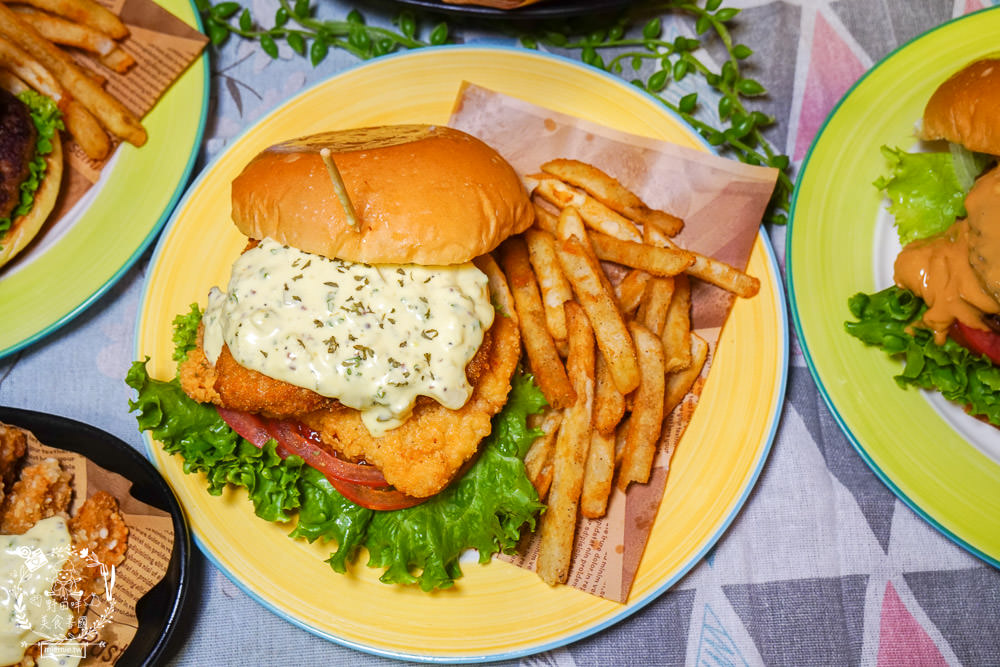 高雄漢堡推薦[It’s Me 複合式餐飲]人氣雙層花生起司豬肉堡厚實必點!居然還有飲料喝到飽!