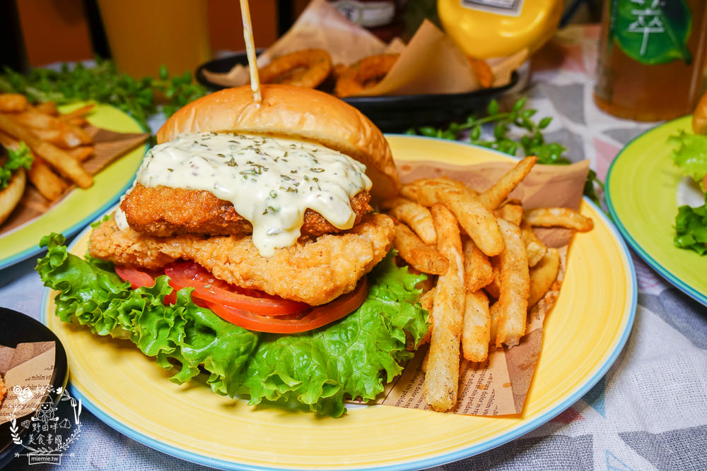高雄漢堡推薦[It’s Me 複合式餐飲]人氣雙層花生起司豬肉堡厚實必點!居然還有飲料喝到飽!