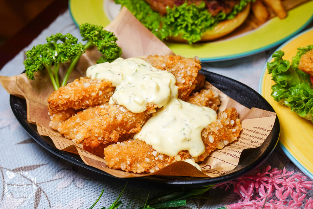 高雄漢堡推薦[It’s Me 複合式餐飲]人氣雙層花生起司豬肉堡厚實必點!居然還有飲料喝到飽!