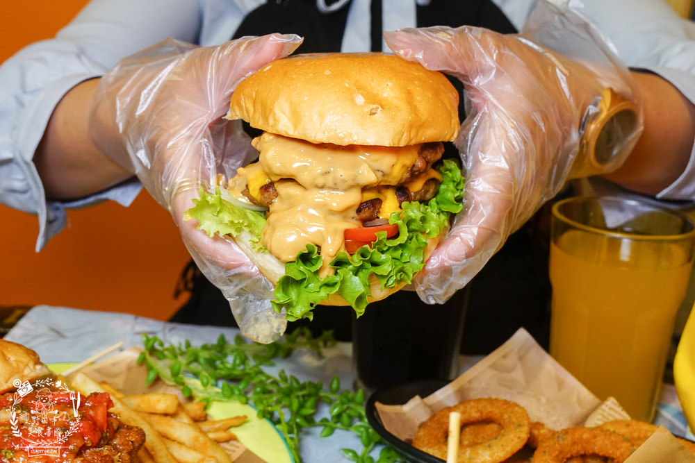 高雄漢堡推薦[It’s Me 複合式餐飲]人氣雙層花生起司豬肉堡厚實必點!居然還有飲料喝到飽!