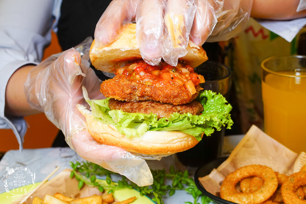 高雄漢堡推薦[It’s Me 複合式餐飲]人氣雙層花生起司豬肉堡厚實必點!居然還有飲料喝到飽!