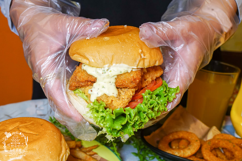 高雄漢堡推薦[It’s Me 複合式餐飲]人氣雙層花生起司豬肉堡厚實必點!居然還有飲料喝到飽!
