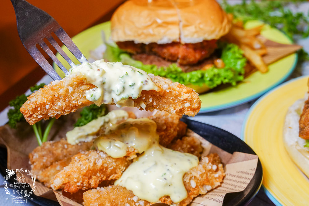 高雄漢堡推薦[It’s Me 複合式餐飲]人氣雙層花生起司豬肉堡厚實必點!居然還有飲料喝到飽!