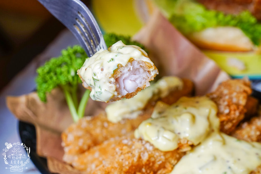 高雄漢堡推薦[It’s Me 複合式餐飲]人氣雙層花生起司豬肉堡厚實必點!居然還有飲料喝到飽!